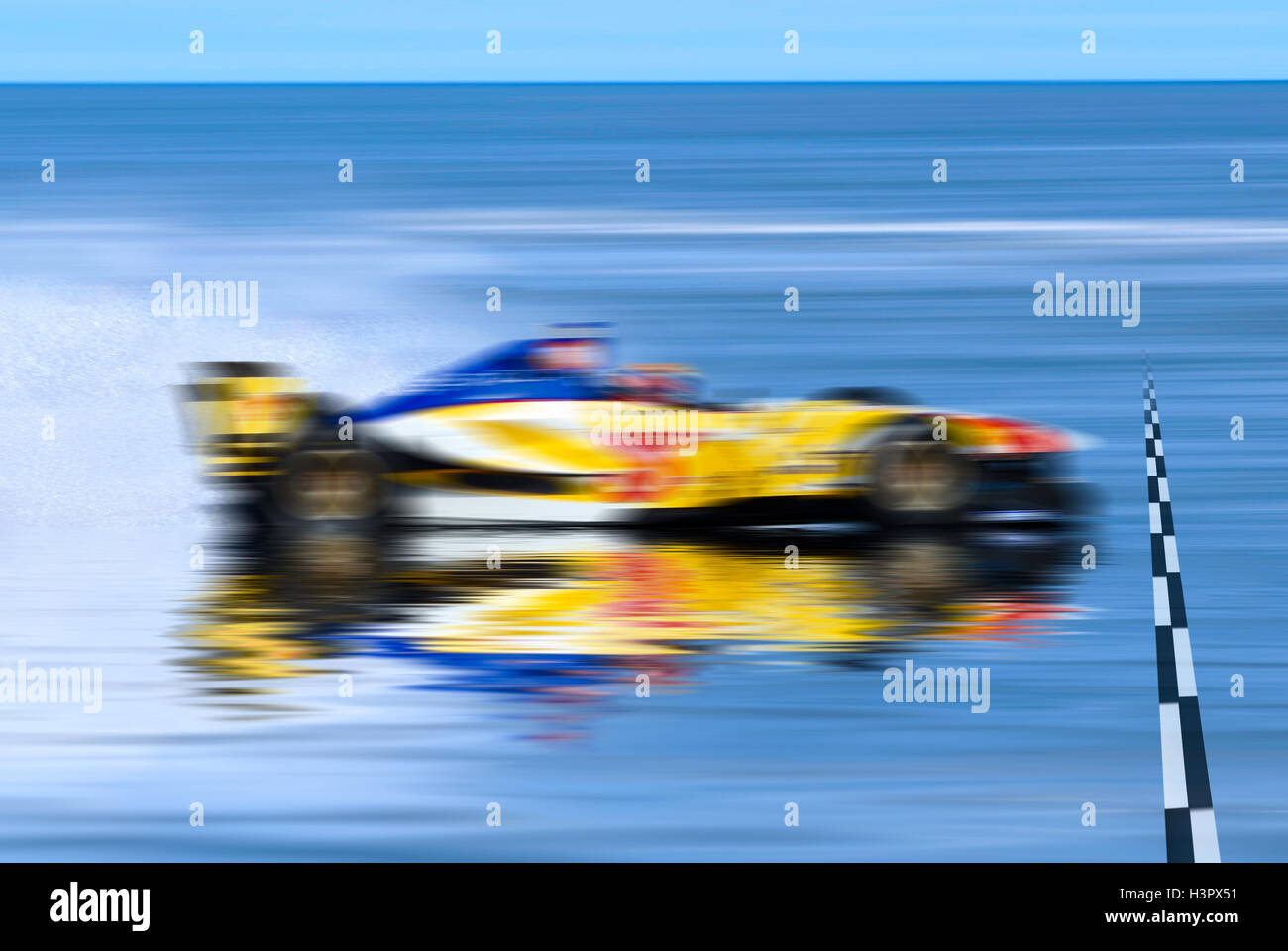 Auto in der Nähe der Ziellinie während ein Regenrennen Stockfoto