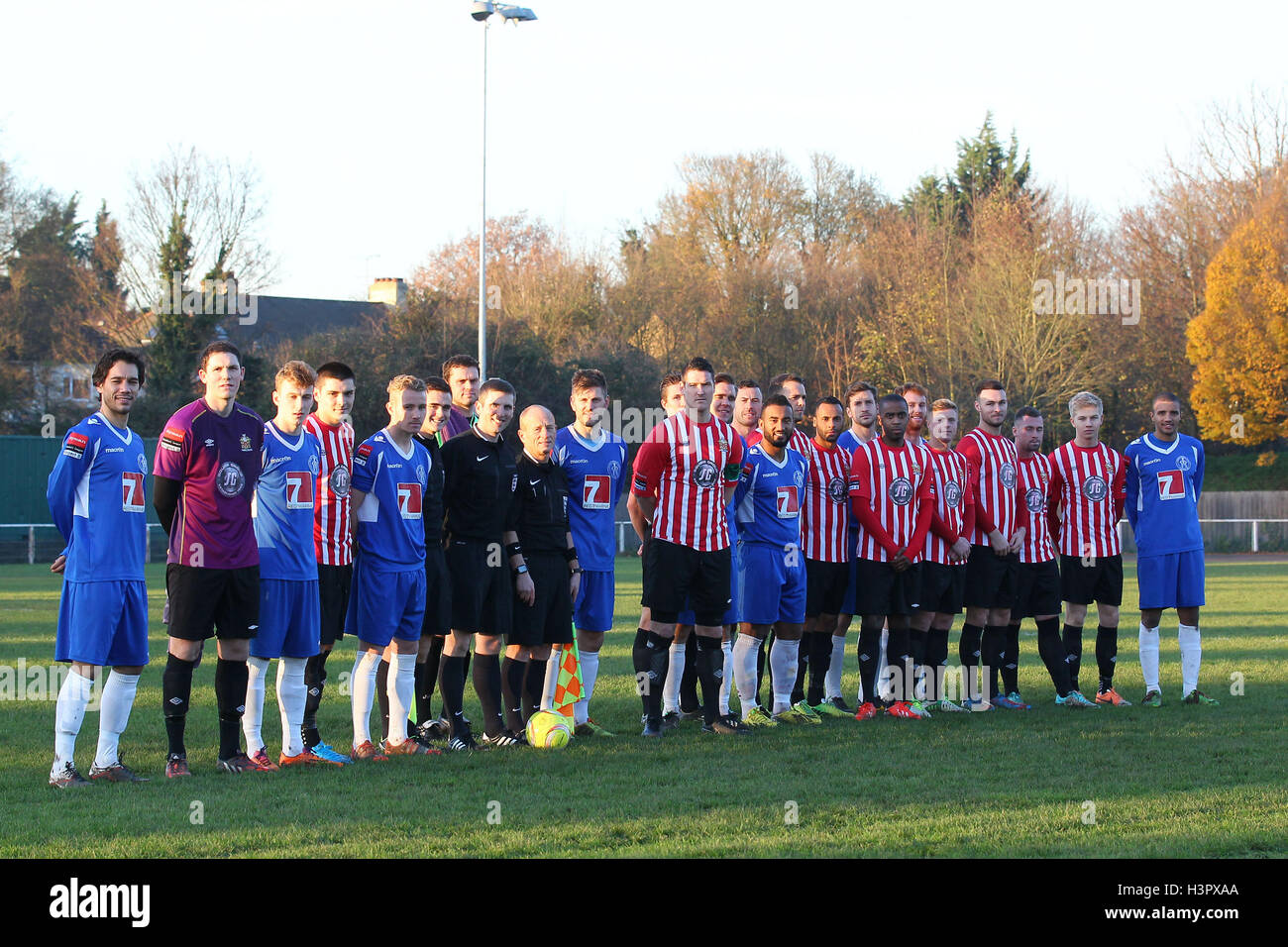 Das Spieler-Line up zusammen in Erinnerung an die WWI-Fußballspiel gespielt keine-Niemandsland am Weihnachtstag vor einem Jahrhundert - AFC unterstützt Vs Leiston - Ryman League Premier Division Fußball im Stadion, Brücke Avenue, Upminster Bridge - 12.06.14 Stockfoto