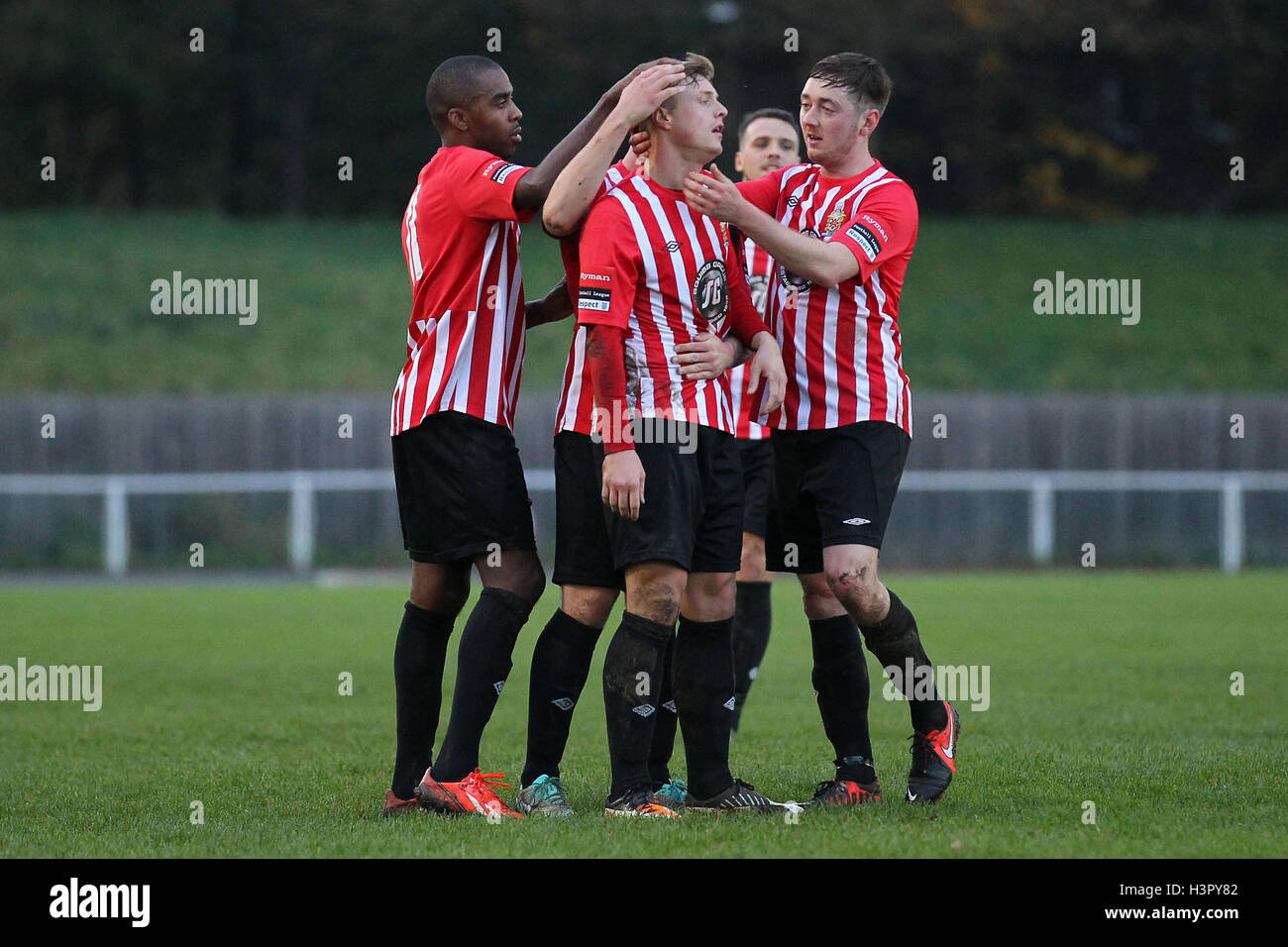 George Purcell von unterstützt ist gratuliert erzielte das dritte Tor für seine Mannschaft - AFC unterstützt Vs Merstham - FA Challenge Trophy 2. Qualifying Runde Fußball im Stadion, Avenue Bridge - 15.11.14 Stockfoto