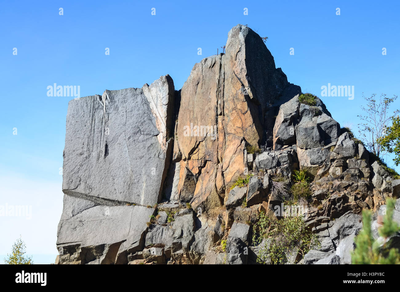 einsame Steinbruch von massiven Felsen mit blauem Himmel Stockfoto