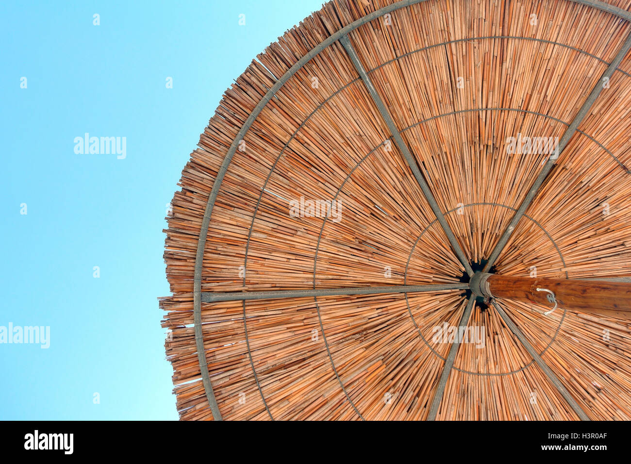 Reed Sonnenschirm vor blauem Himmel Stockfoto