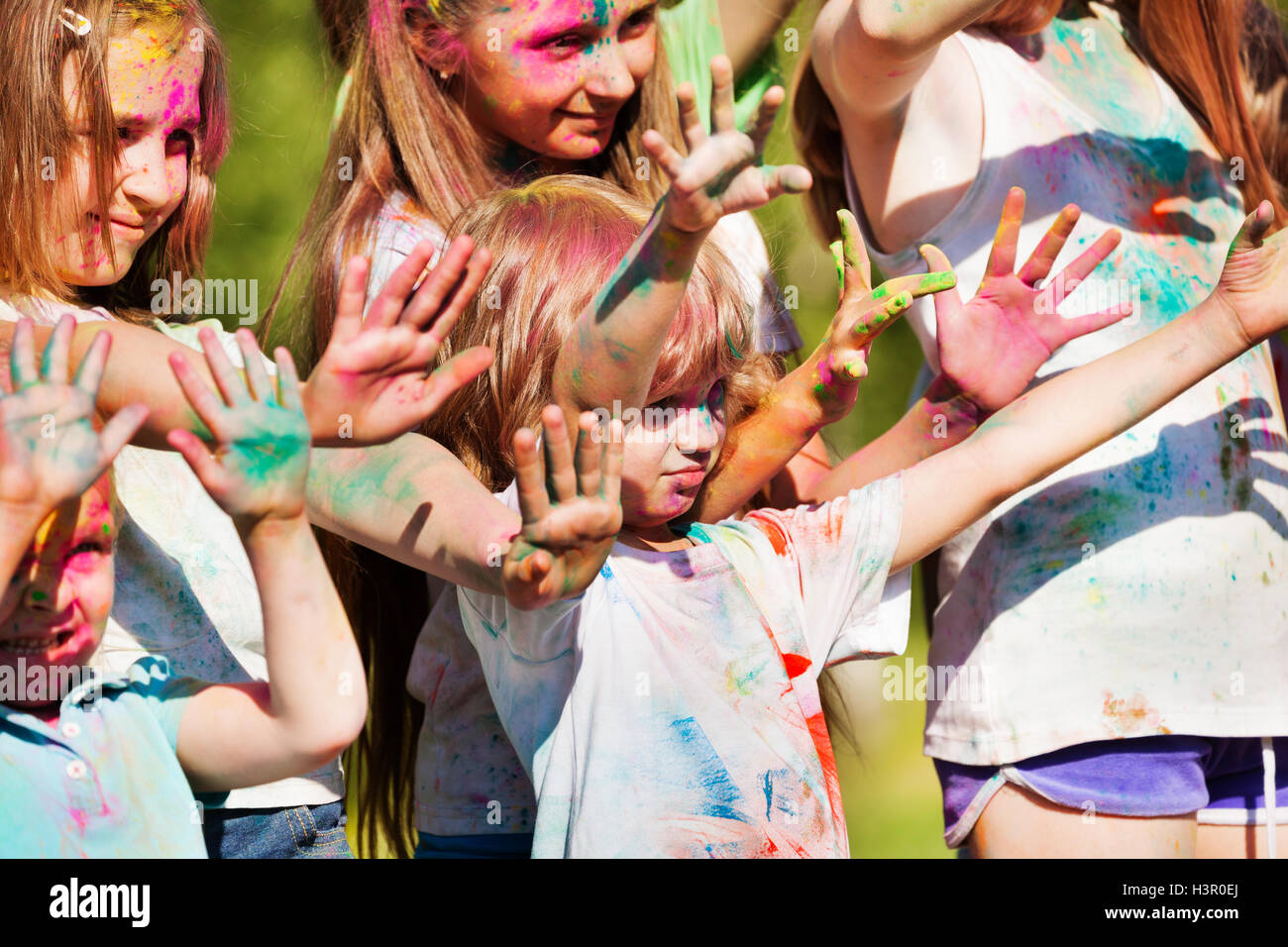 Kinder gemalt in den Farben der Holi-Fest Stockfoto