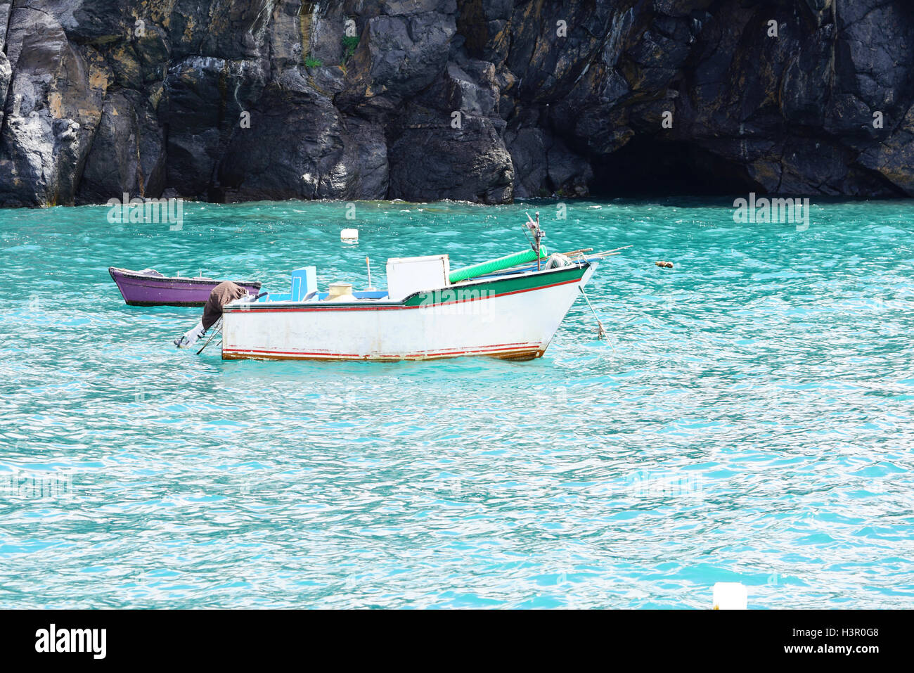 zwei krankhafte Angelboote/Fischerboote auf dem grünen Meer Stockfoto
