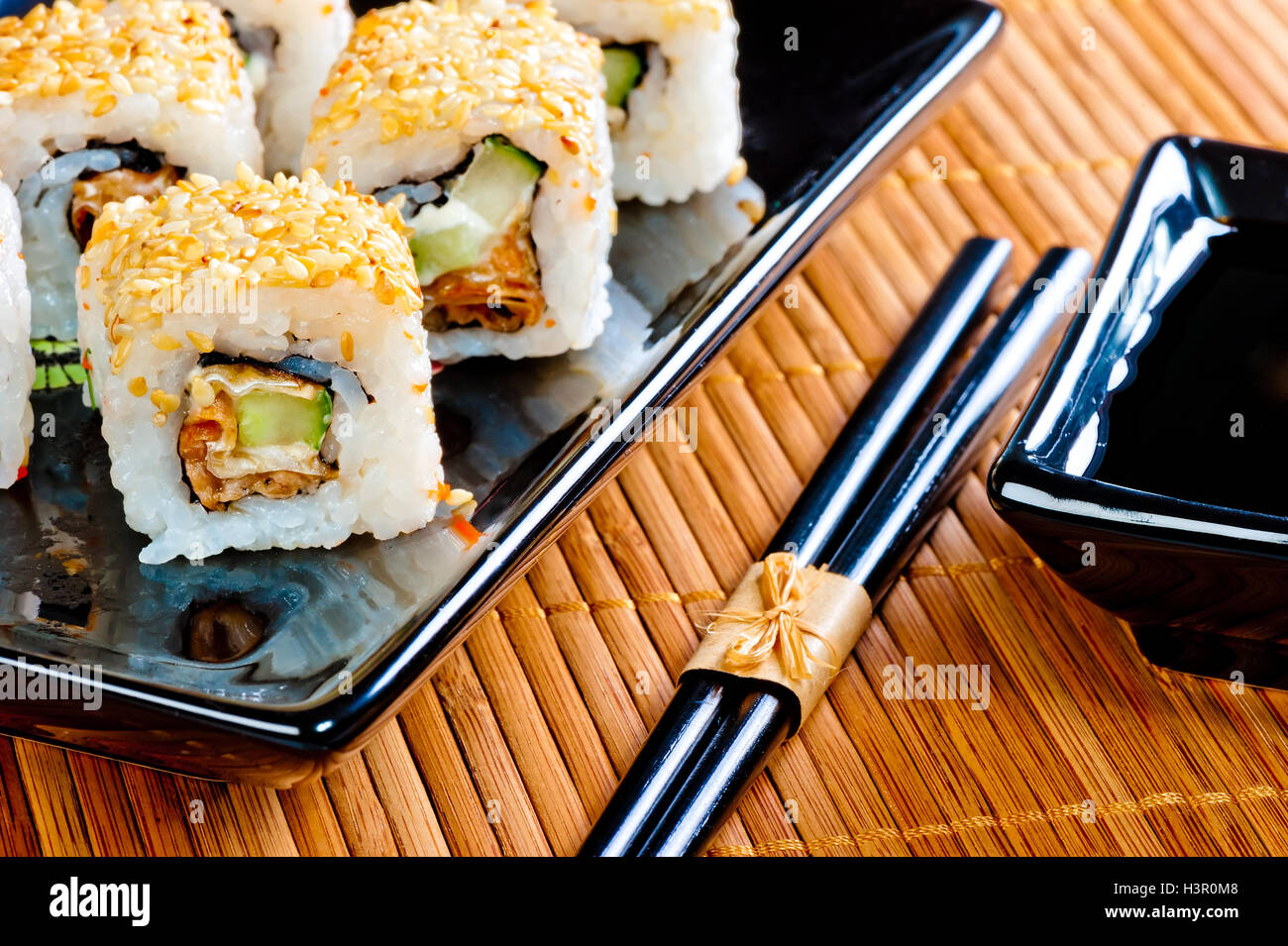 Japanische Rollen auf einem schönen schwarzen Geschirr Stockfoto