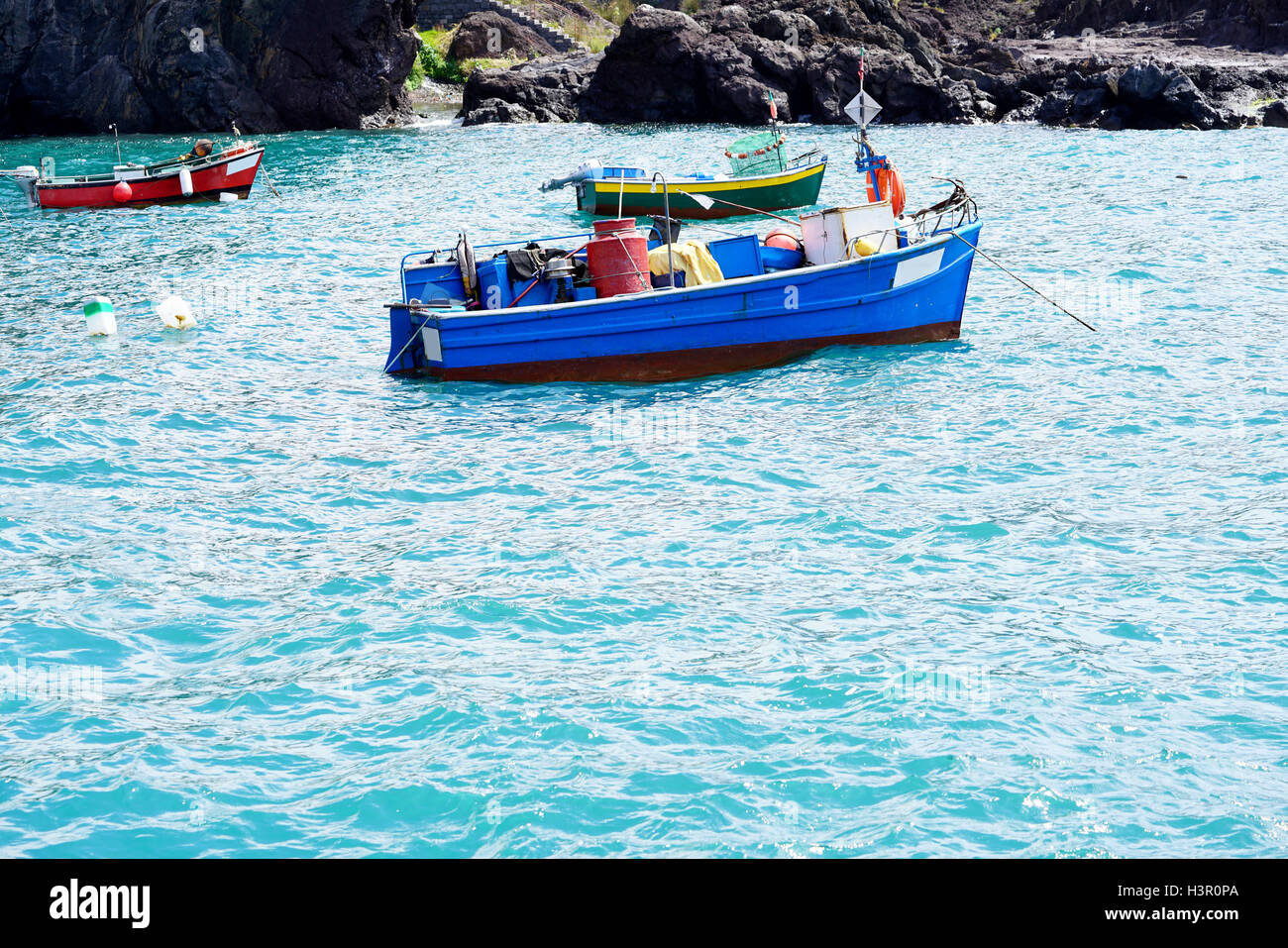 einige farbige traditionelle Fischerboote von Madeira auf dem grünen Ozean Stockfoto