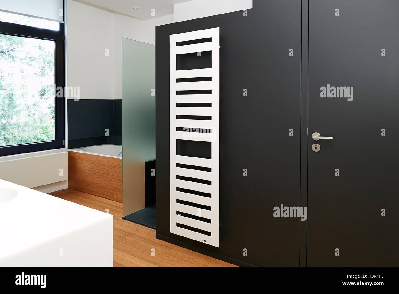 Badewanne und Dusche im Badezimmer mit Vertikalheizkörper Stockfoto