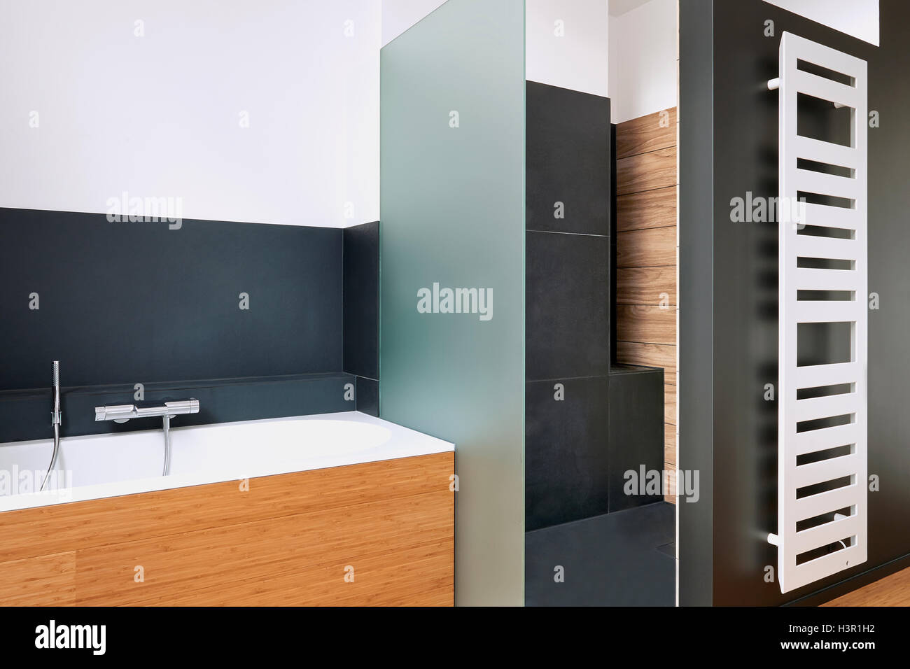 Badewanne und Dusche im Badezimmer mit Vertikalheizkörper Stockfoto