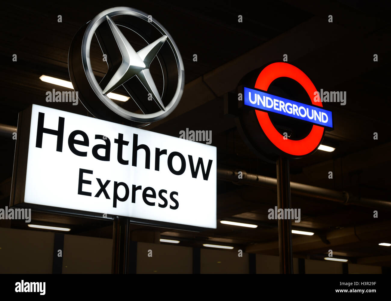 Heathrow Terminal 2, Zeichen für die U-Bahn und Heathrow Express Stockfoto