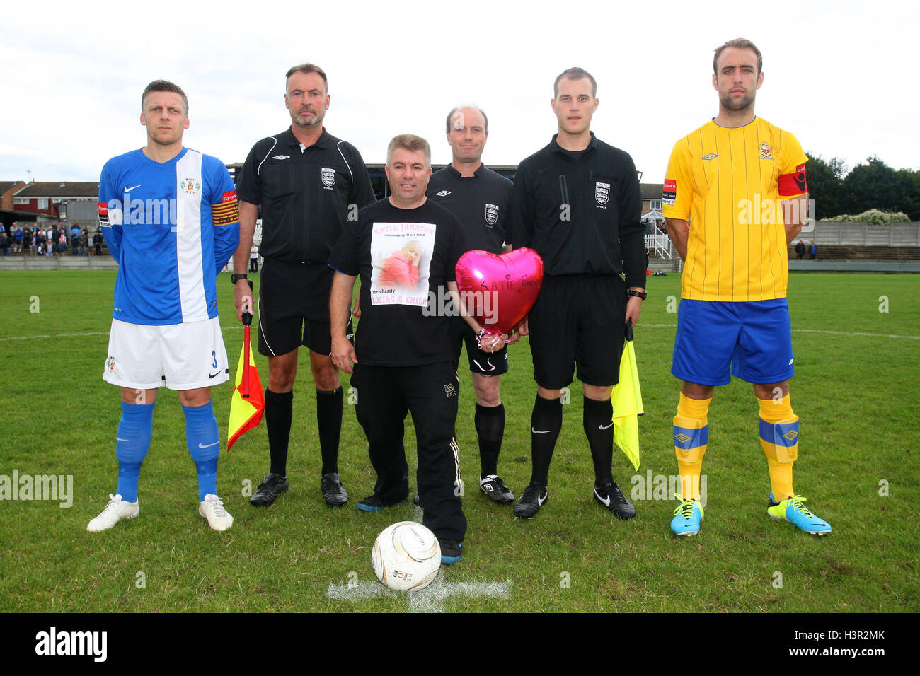 Spielleitern und Kapitäne line-up mit Brian Johnson zu Ehren von Katie Johnson Community Trust Fund "Verlieren A Kind Charity" - Grays Athletic Vs AFC unterstützt - Ryman League Premier Division Fußball in Mühle Field, Aveley FC - 10.05.13 Stockfoto