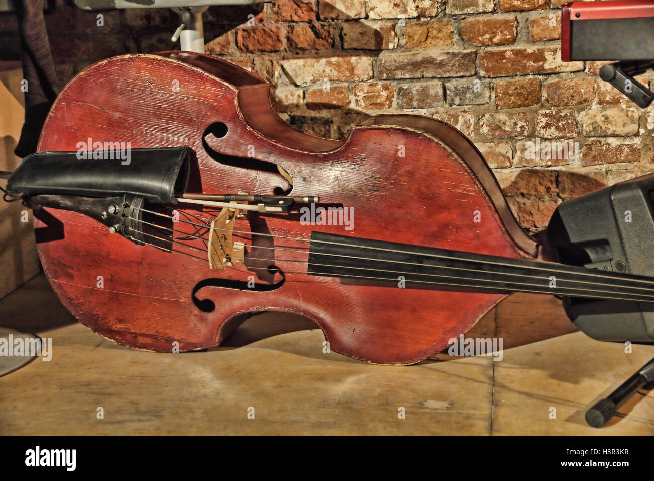 Der Kontrabass auf der Konzertbühne in der Nähe von alte Mauer. Stockfoto