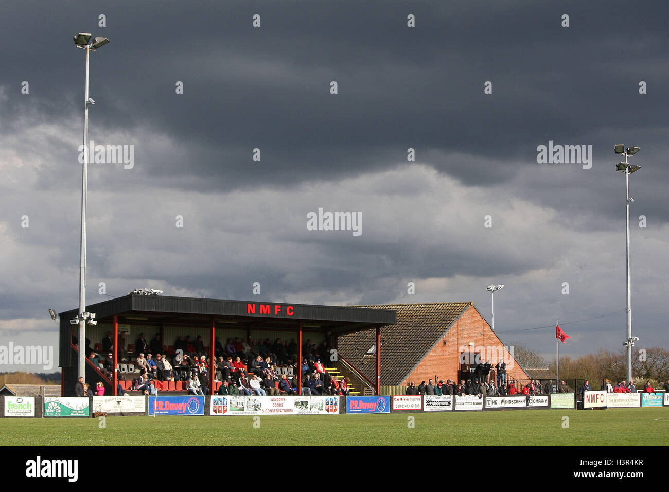 Gesamtansicht der Haupttribüne und Clubhaus bei Bloomfields - Needham Markt Vs Romford - Ryman League Division One North Fußball bei Bloomfields - 14.04.12 Stockfoto