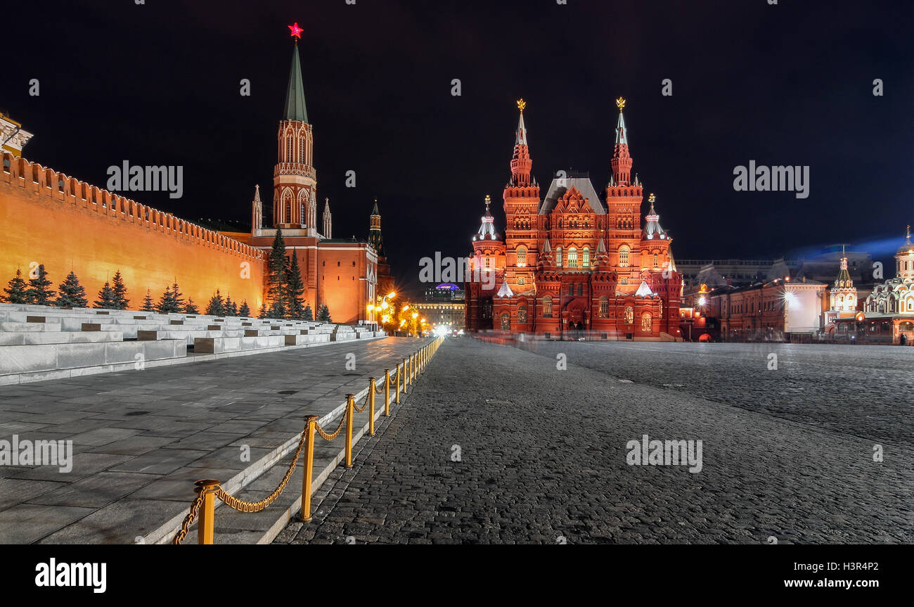 Red Square bei Nacht in Moskau mit Blick auf das historische Museum Stockfoto