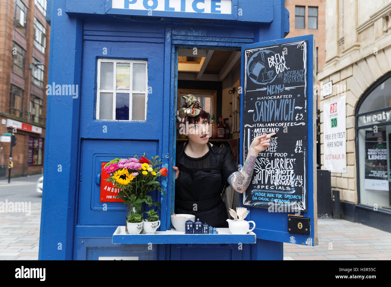 Kaffee Sandwich-Bar in eine Glasgow Polizei-Box, die wie ein Blick gleichermaßen zum Arzt berühmt ist, die Tardis in der Stadt der Händler Stockfoto