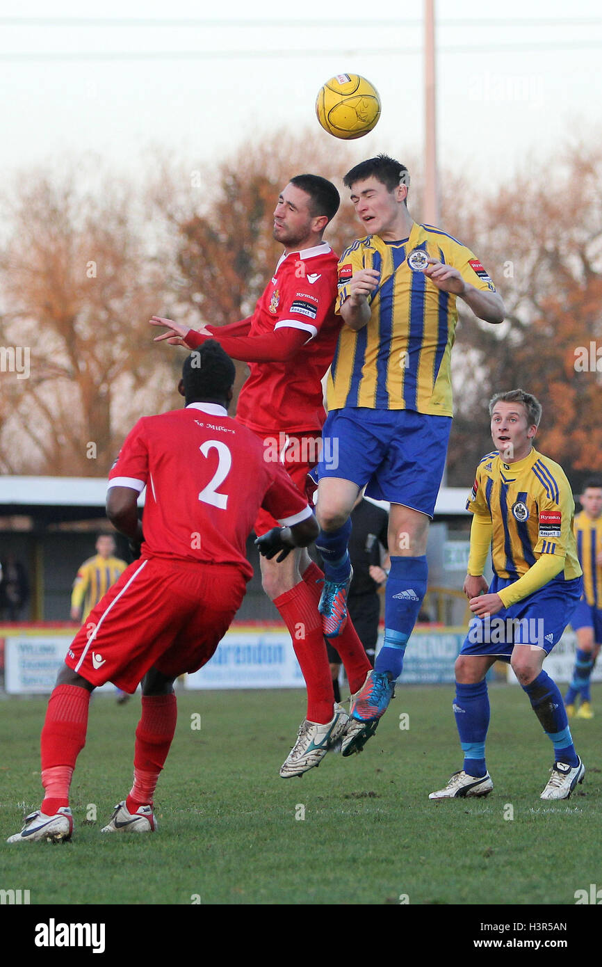 Billy Hunt in Antennen Aktion für Romford neben Jay Leader der Aveley - Romford Vs Aveley - Ryman League Division One North Fußball im Schiff Lane, Thurrock FC - 12.08.12 Stockfoto