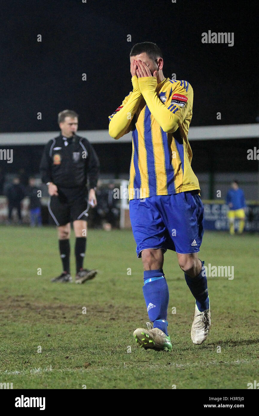 Für Michael Sammut von Romford verzweifeln, da seine plötzlichen Tod ist Elfmeter - Romford Vs Barking - Essex Senior Cup 4. Runde Fußball im Schiff Lane, Thurrock FC - 12.05.12 Stockfoto