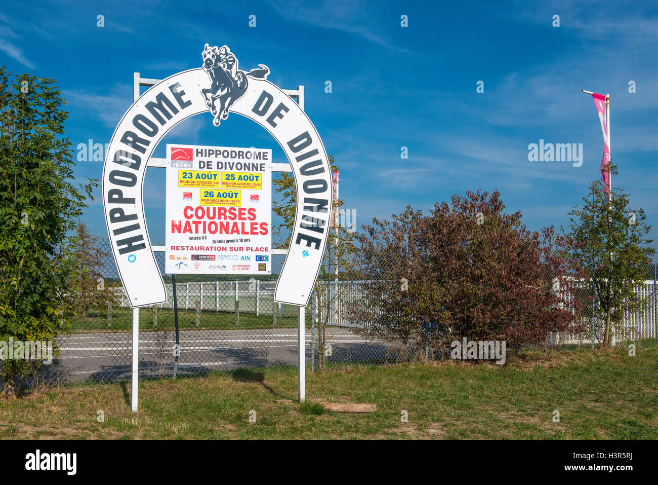 Hippodrom-Pferd-Track-Eingang, Divonne-Les-Bains, Ain Abteilung in Ostfrankreich Stockfoto