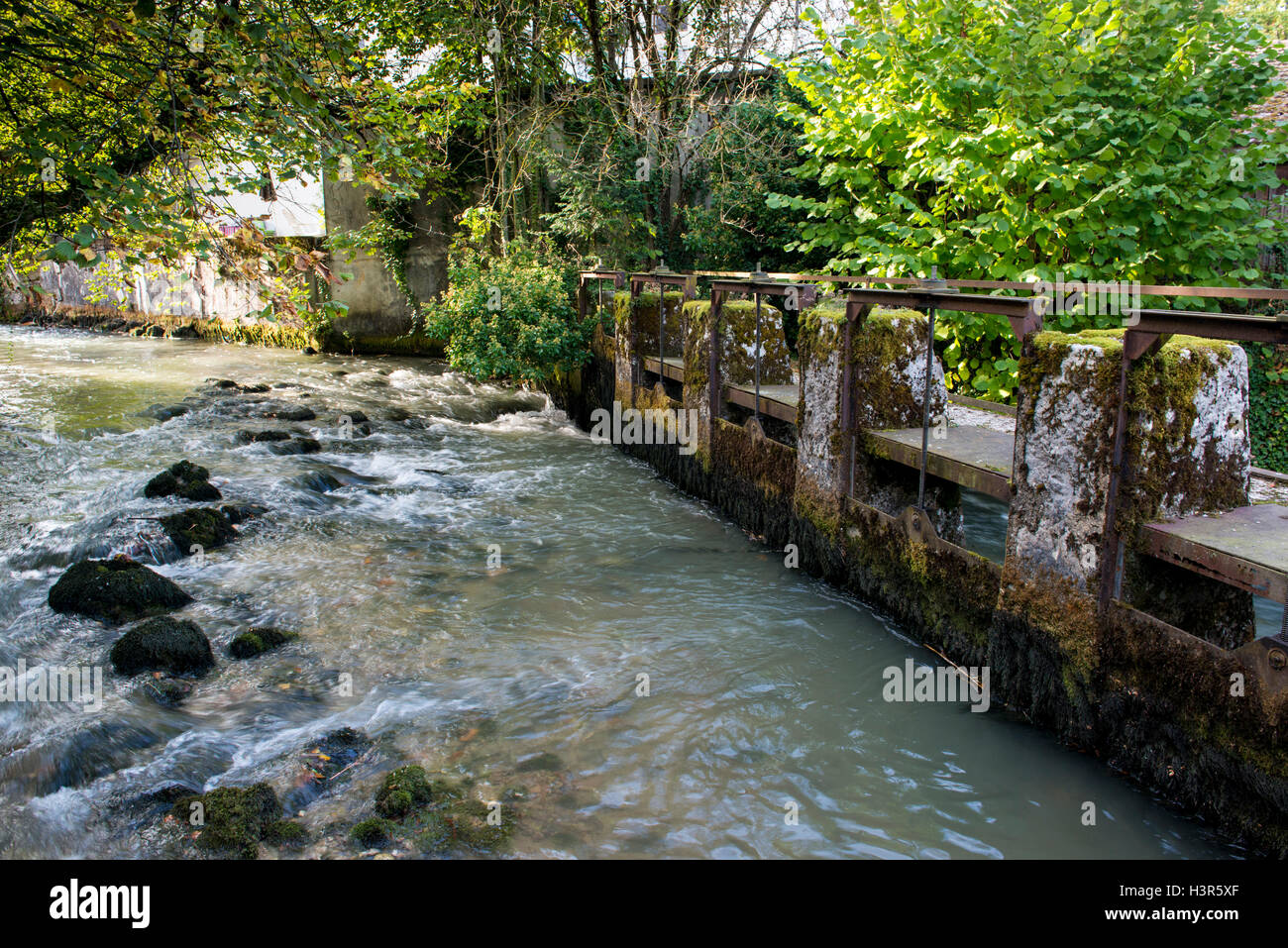 Gated Wehr, Divonne-Les-Bains, Ain Abteilung in Ostfrankreich Stockfoto