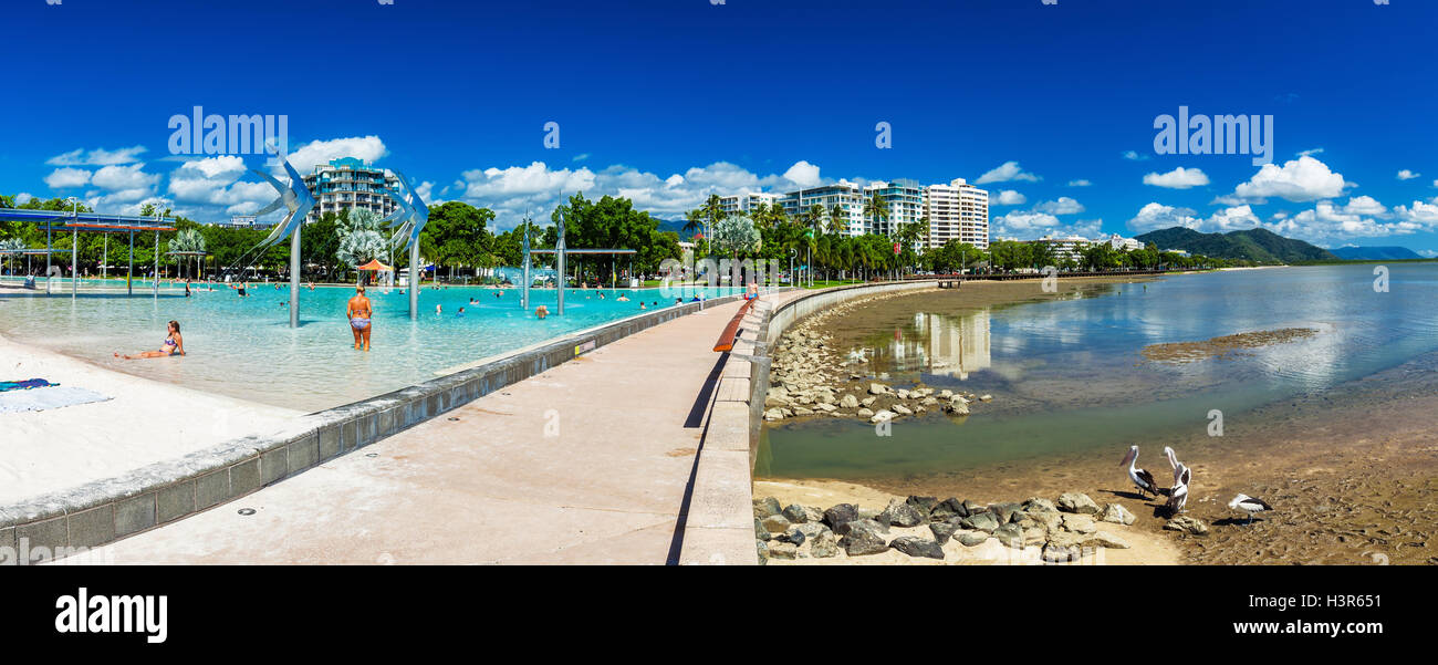 CAIRNS, AUSTRALIEN - 27. MÄRZ 2016. Die Esplanade in Cairns mit tropischen Schwimmbad Lagune und Ozean, Queensland, Australien. Stockfoto