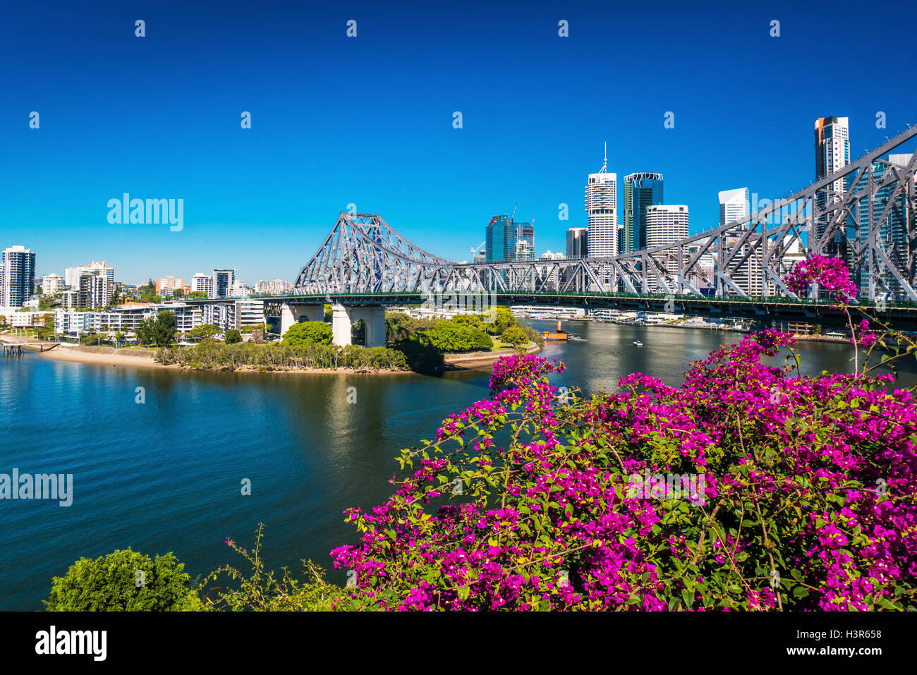 BRISBANE, AUS - 9. August 2016: Ansicht von Brisbane Skyline mit Story-Brücke und den Fluss. Es ist Australiens drittgrößte Stadt, ca Stockfoto