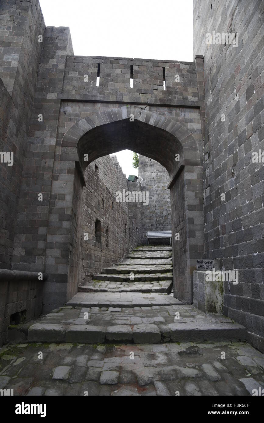 Die historische Architektur Kangra Fort ist befindet sich 20 Kilometer von der Stadt Dharamsala am Stadtrand von Kangra, Indien. Stockfoto