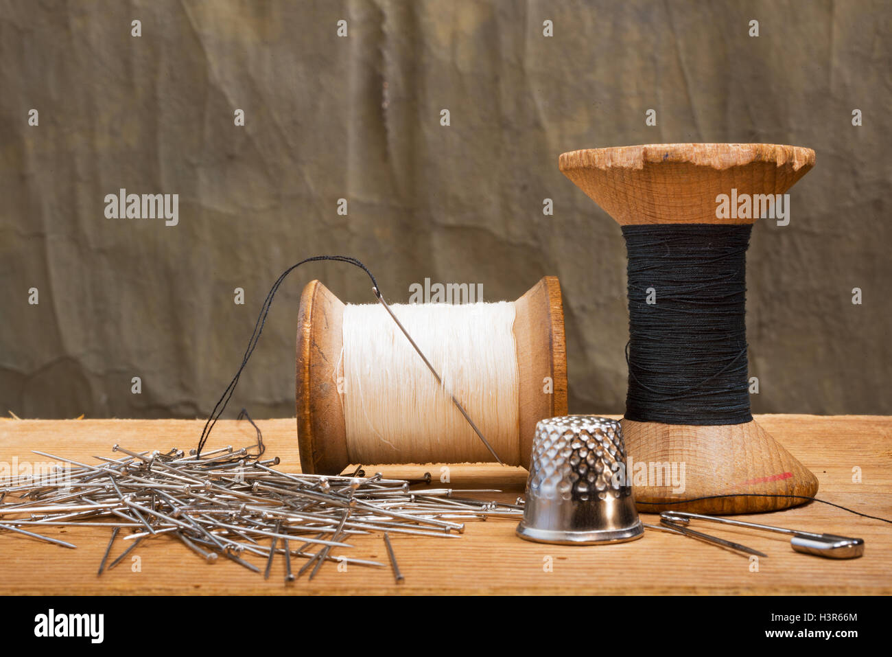 zwei Spulen des Gewindes mit Fingerhut Stockfoto