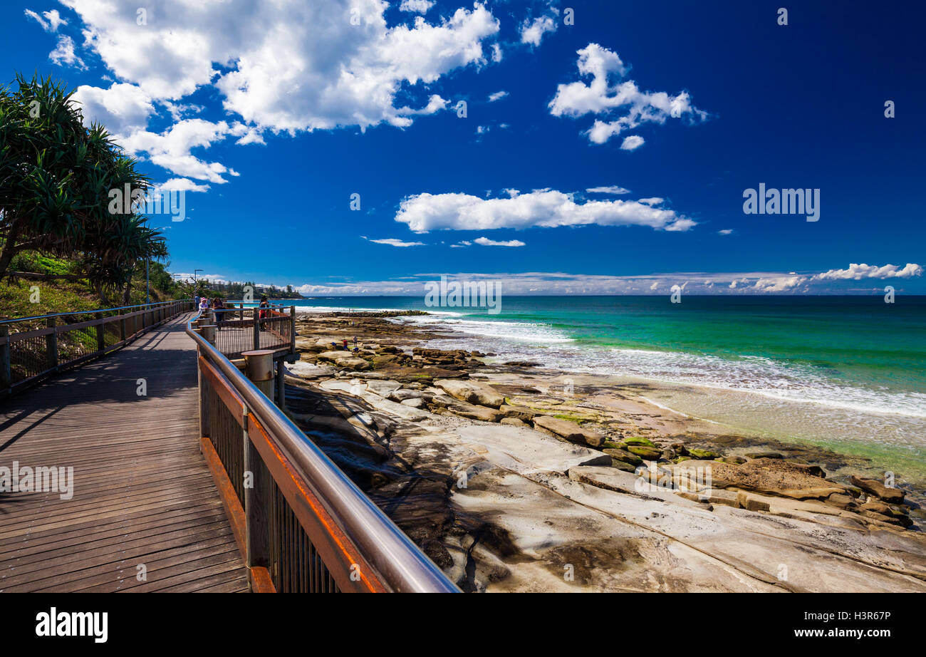 CALOUNDRA, ÖST - 13. August 2016: Heißer sonniger Tag am Kings Beach Calundra, Queensland, Australien Stockfoto