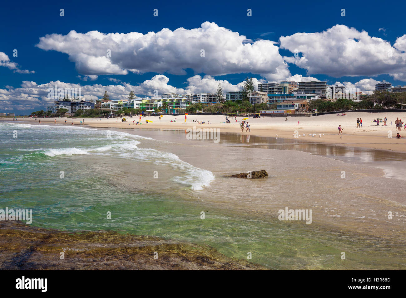 CALOUNDRA, ÖST - 13. August 2016: Heißer sonniger Tag am Kings Beach Calundra, Queensland, Australien Stockfoto