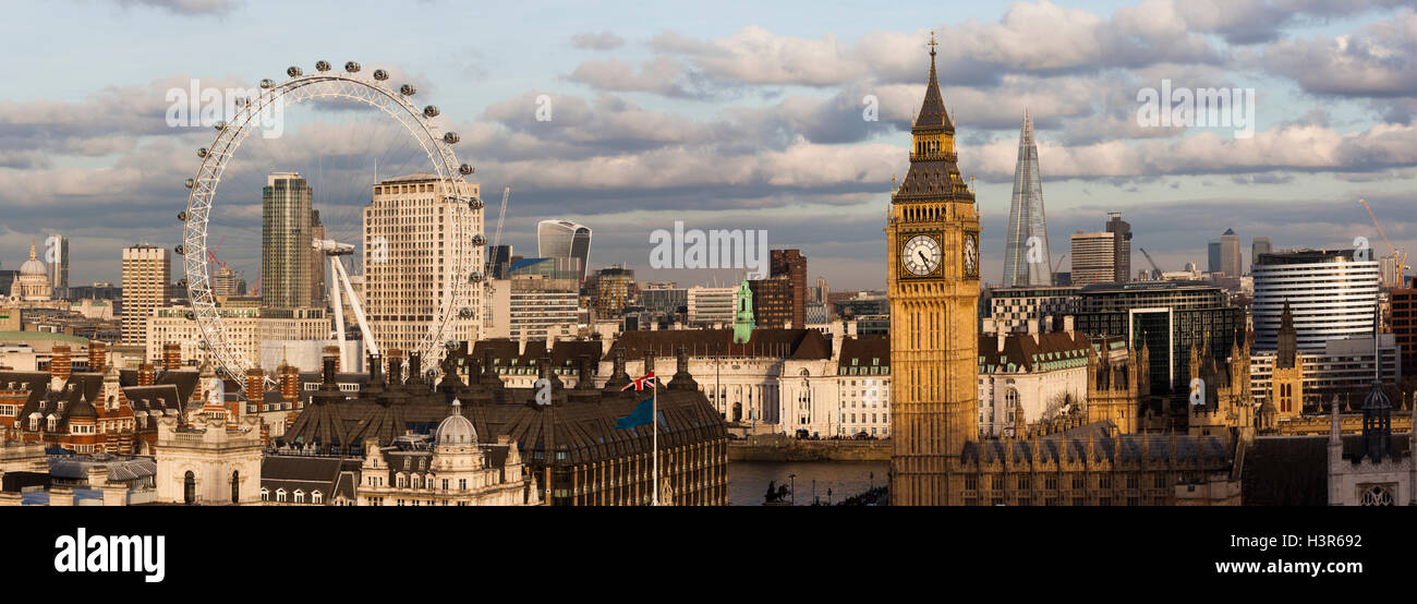 Panoramablick auf die Skyline von London mit Big Ben The Shard und das London Eye Stockfoto