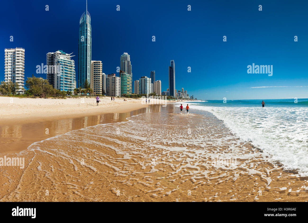 SURFERS PARADISE, ÖST - 5. September 2016 Skyline und ein Strand von Surfers Paradise, Gold Coast. Es eines Australien der ikonischen Küsten t Stockfoto