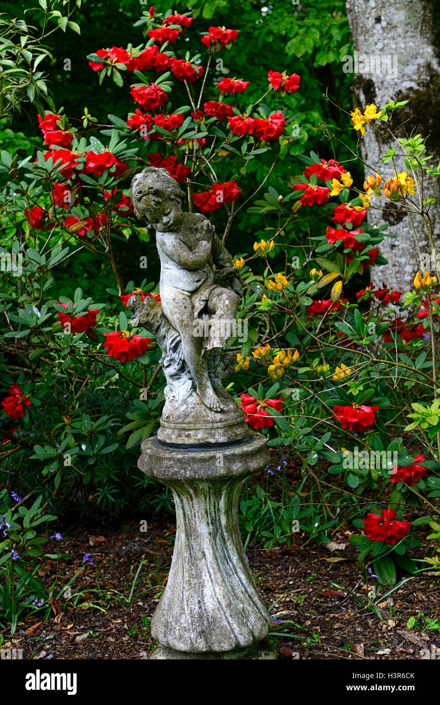rot gelb Rhododendron Blüten klassische Statue Sockel neoklassischen Gartengestaltung Feature Altamont Gärten Carlow RM floral Stockfoto