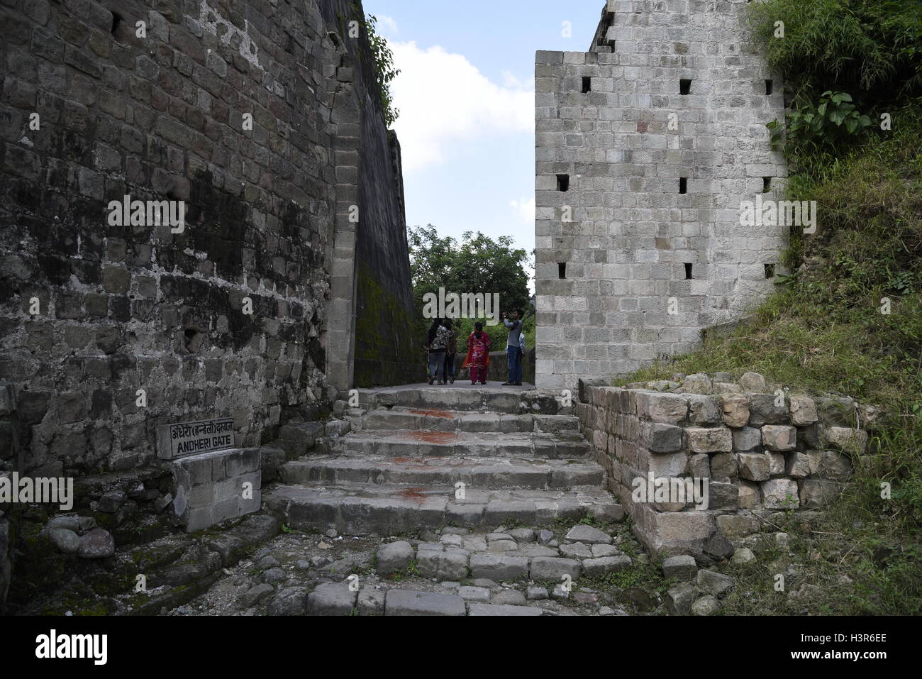 Die historische Architektur Kangra Fort ist befindet sich 20 Kilometer von der Stadt Dharamsala am Stadtrand von Kangra, Indien. Stockfoto