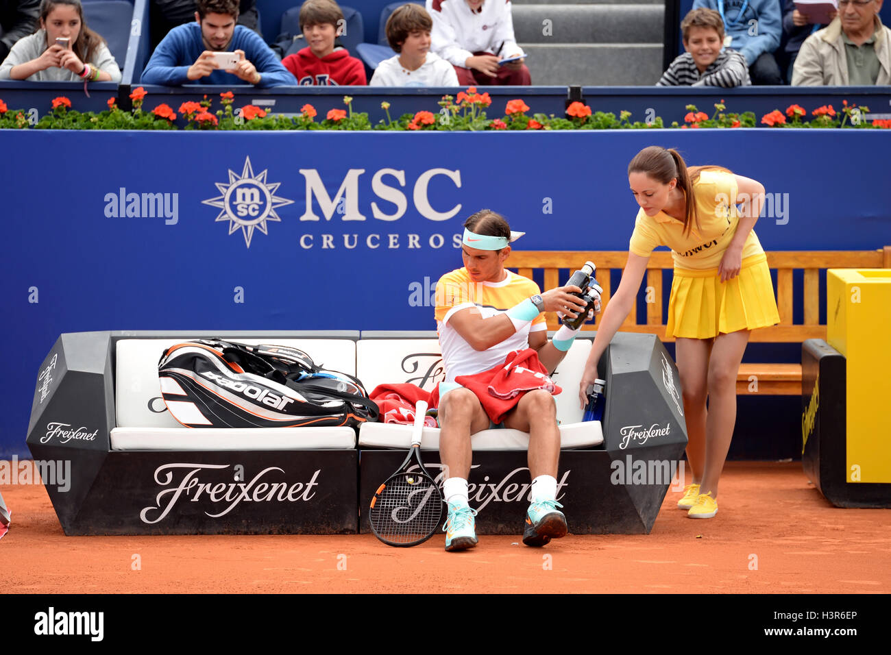 BARCELONA - 22 APR: Rafa Nadal (spanischer Tennisspieler) ruht in einer Bank an der ATP Barcelona Open Banc Sabadell. Stockfoto