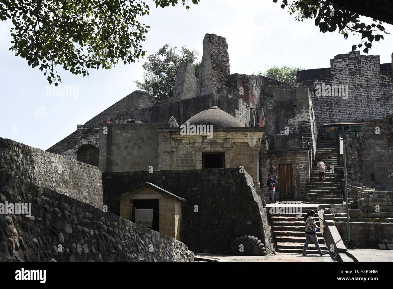 Die historische Architektur Kangra Fort ist befindet sich 20 Kilometer von der Stadt Dharamsala am Stadtrand von Kangra, Indien. Stockfoto