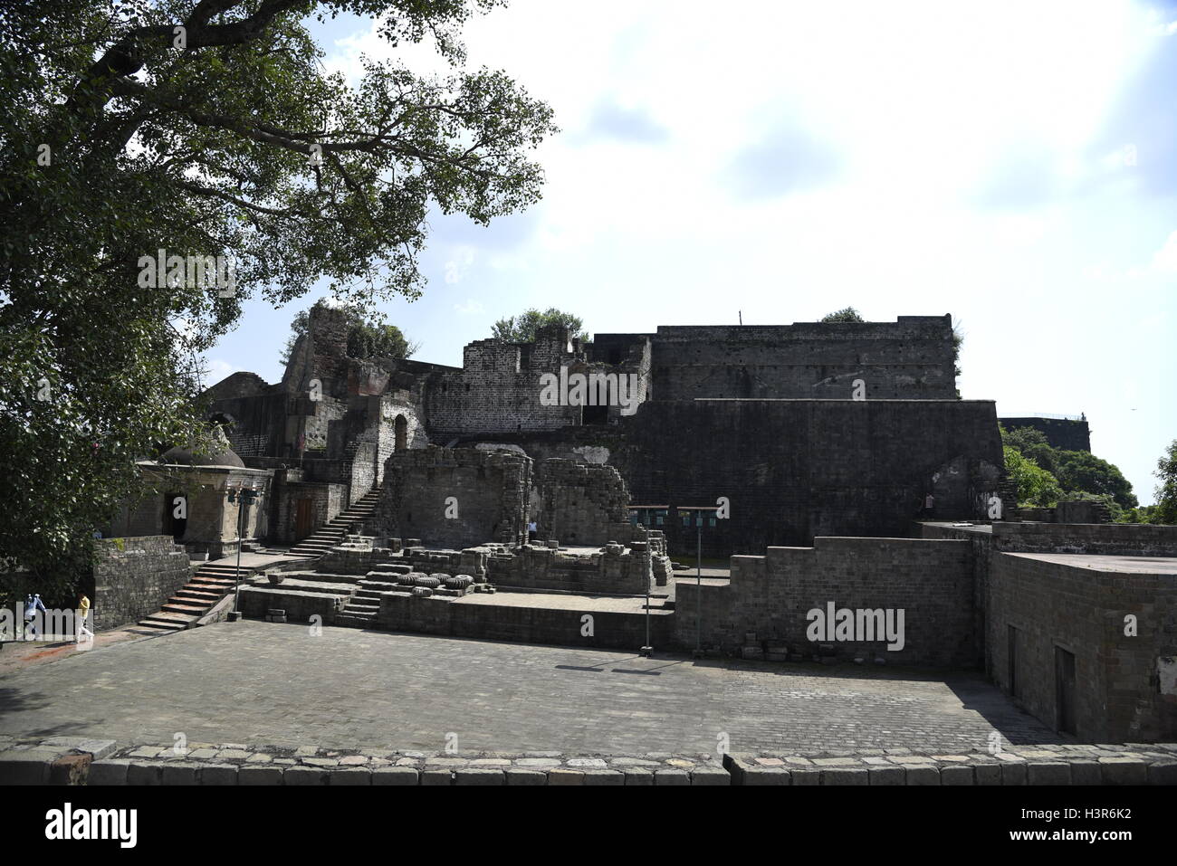 Die historische Architektur Kangra Fort ist befindet sich 20 Kilometer von der Stadt Dharamsala am Stadtrand von Kangra, Indien. Stockfoto