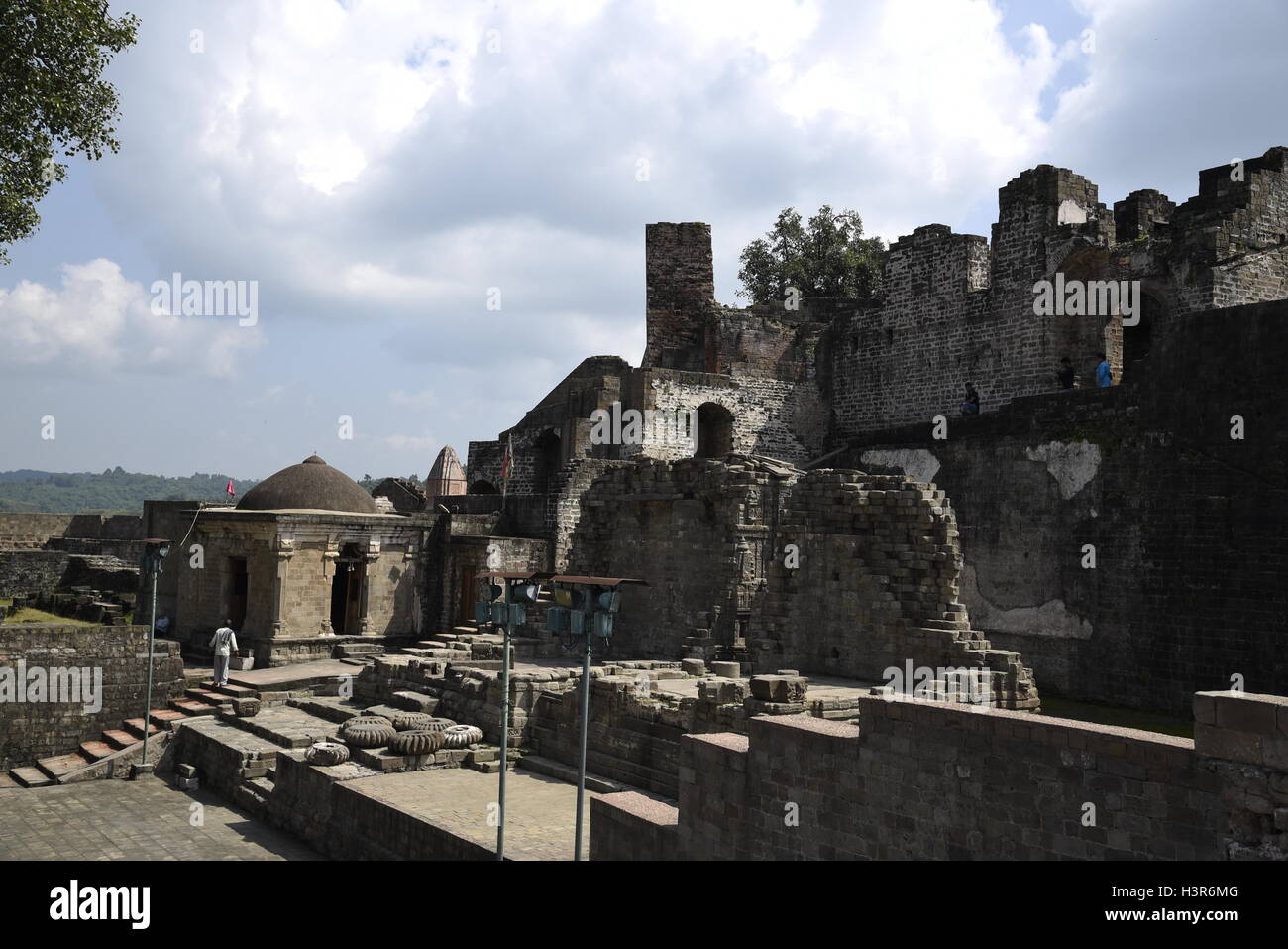 Die historische Architektur Kangra Fort ist befindet sich 20 Kilometer von der Stadt Dharamsala am Stadtrand von Kangra, Indien. Stockfoto