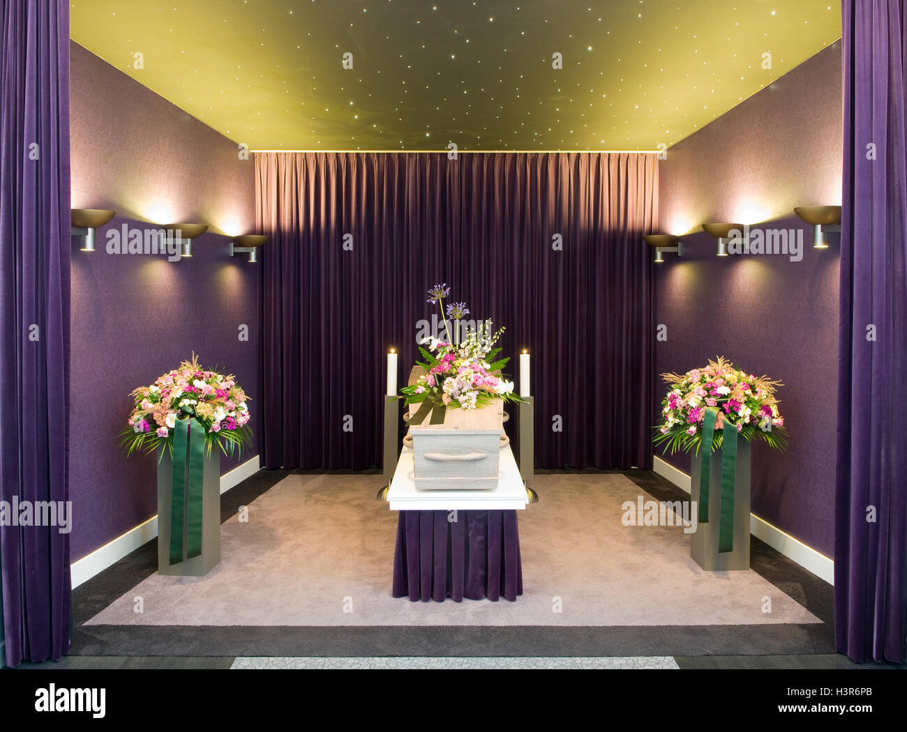 Ein Sarg mit Blumenarrangements in einem Leichenschauhaus Stockfoto