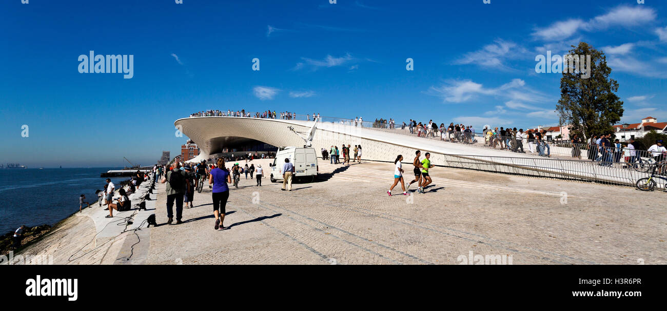 Publikum bei der Eröffnung des neuesten Weltmuseum der MAAT (Museum für Kunst, Architektur und Technologie) in Lissabon, Portugal Stockfoto