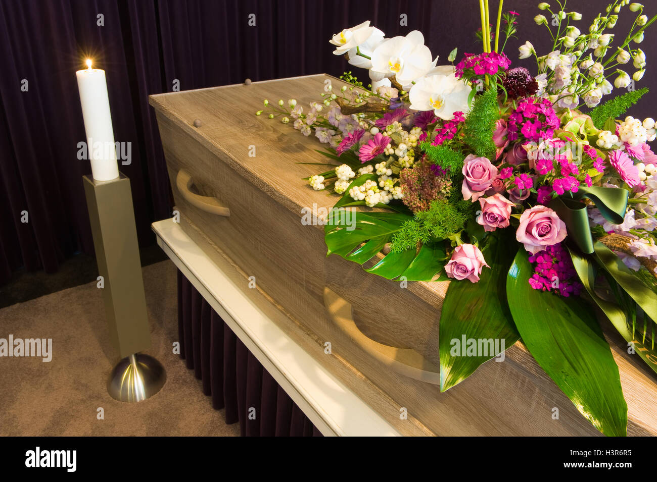 Ein Sarg mit Blumenschmuck in einer Leichenhalle Stockfoto