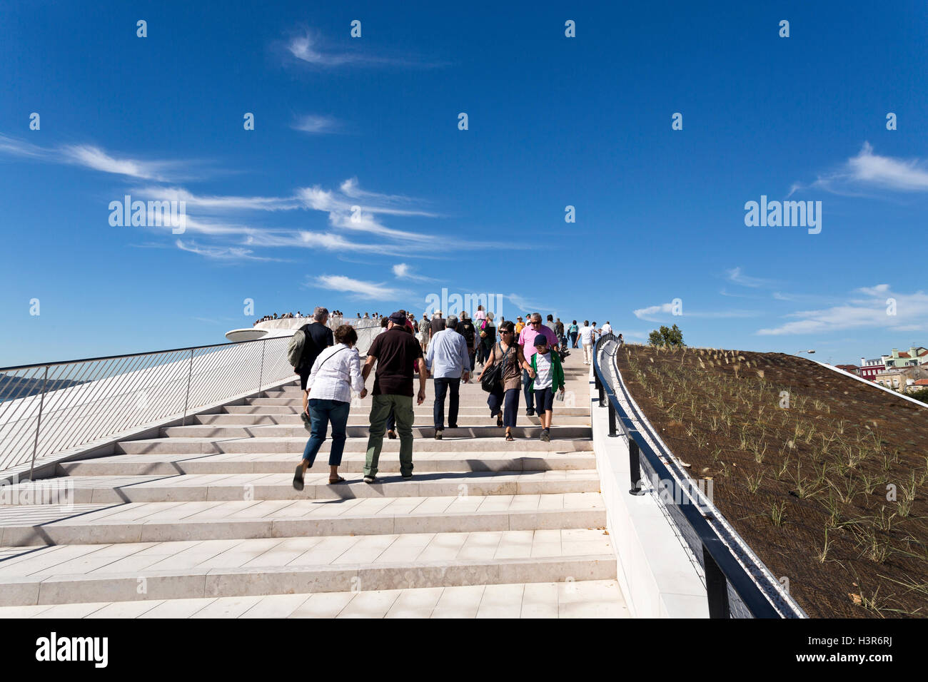Menschen mit der Außentreppe des Belvedere auf der Oberseite der MAAT (Museum für Kunst, Architektur und Technologie) Zugang zu bauen Stockfoto