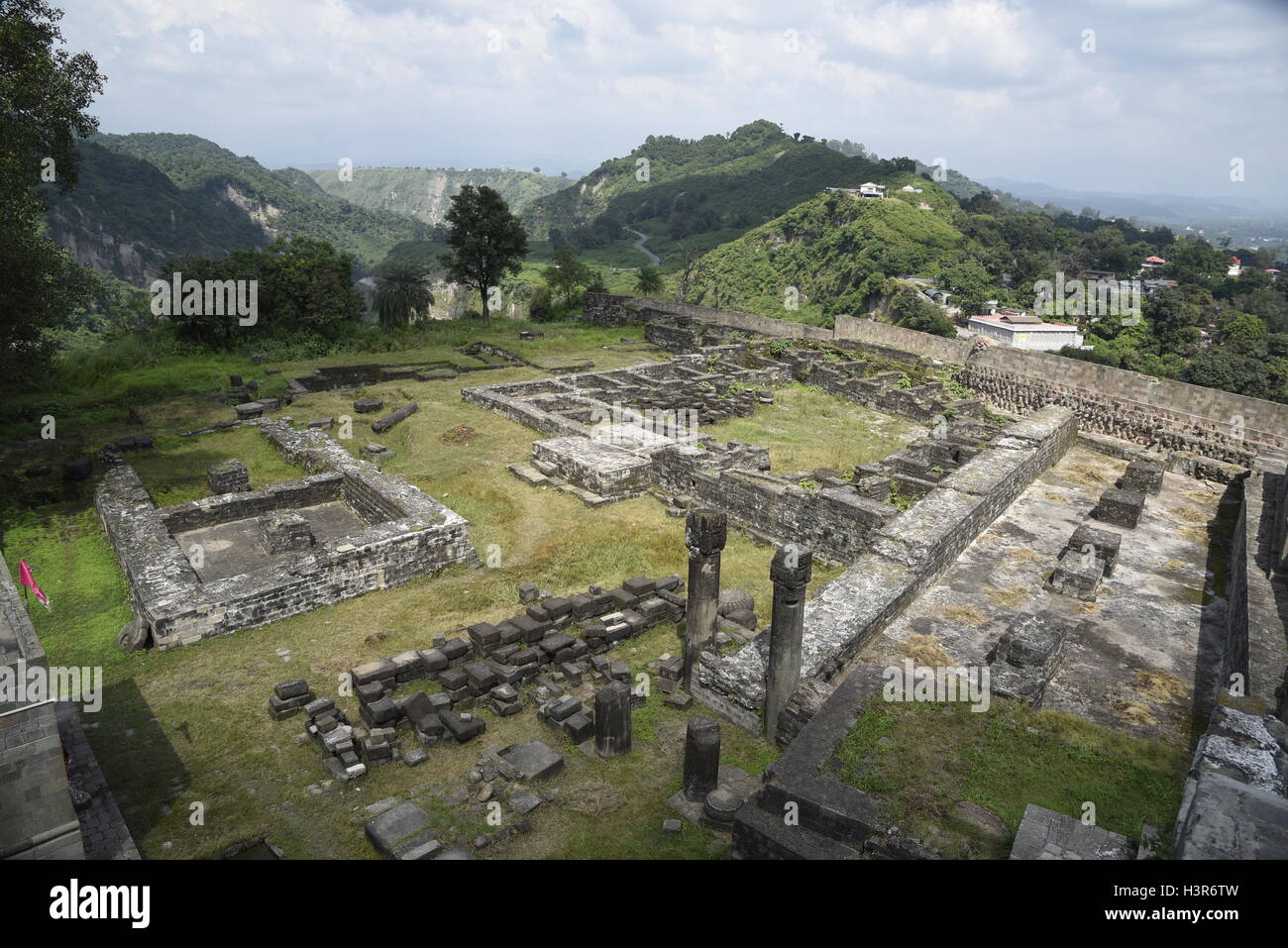 Die historische Architektur Kangra Fort ist befindet sich 20 Kilometer von der Stadt Dharamsala am Stadtrand von Kangra, Indien. Stockfoto