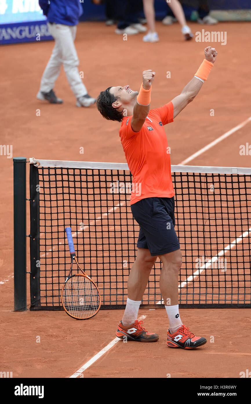 BARCELONA - 24 APR: David Ferrer (spanischer Tennisspieler) feiert einen Sieg auf der ATP-Barcelona. Stockfoto