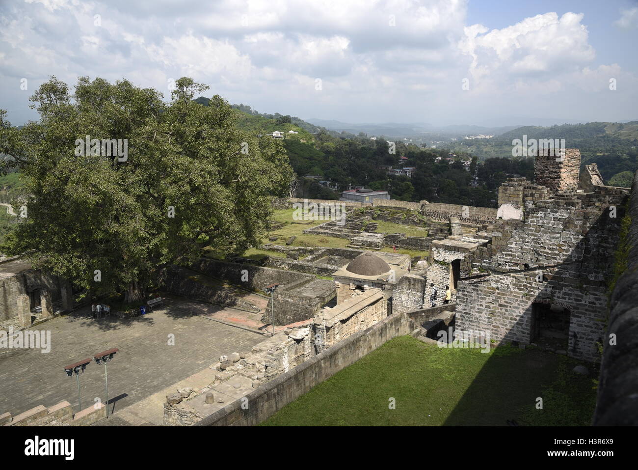 Die historische Architektur Kangra Fort ist befindet sich 20 Kilometer von der Stadt Dharamsala am Stadtrand von Kangra, Indien. Stockfoto