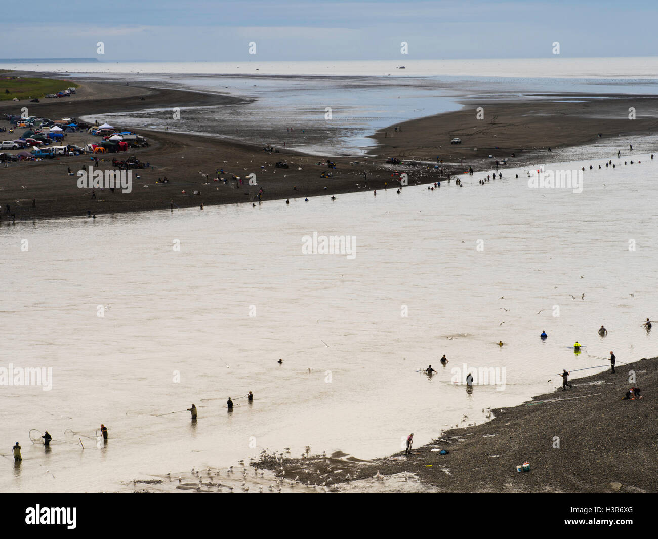 Fischer waten in die Mündung des Flusses Kenai net Lachs. Kenai, Alaska. Stockfoto