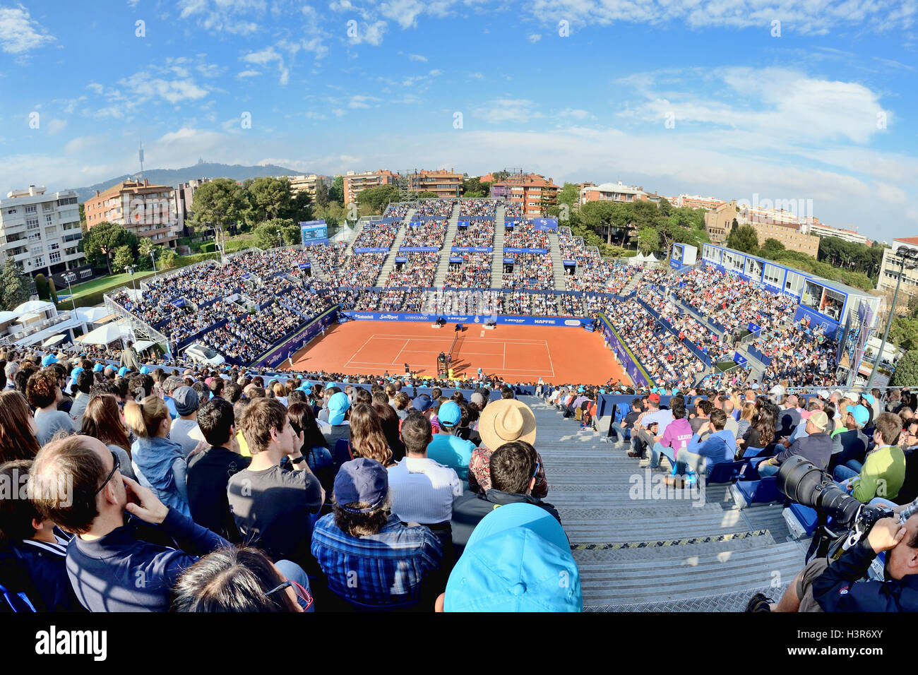 BARCELONA - 26 APR: Zuschauer beim ATP Barcelona Open Banc Sabadell Conde de Godo-Turnier. Stockfoto