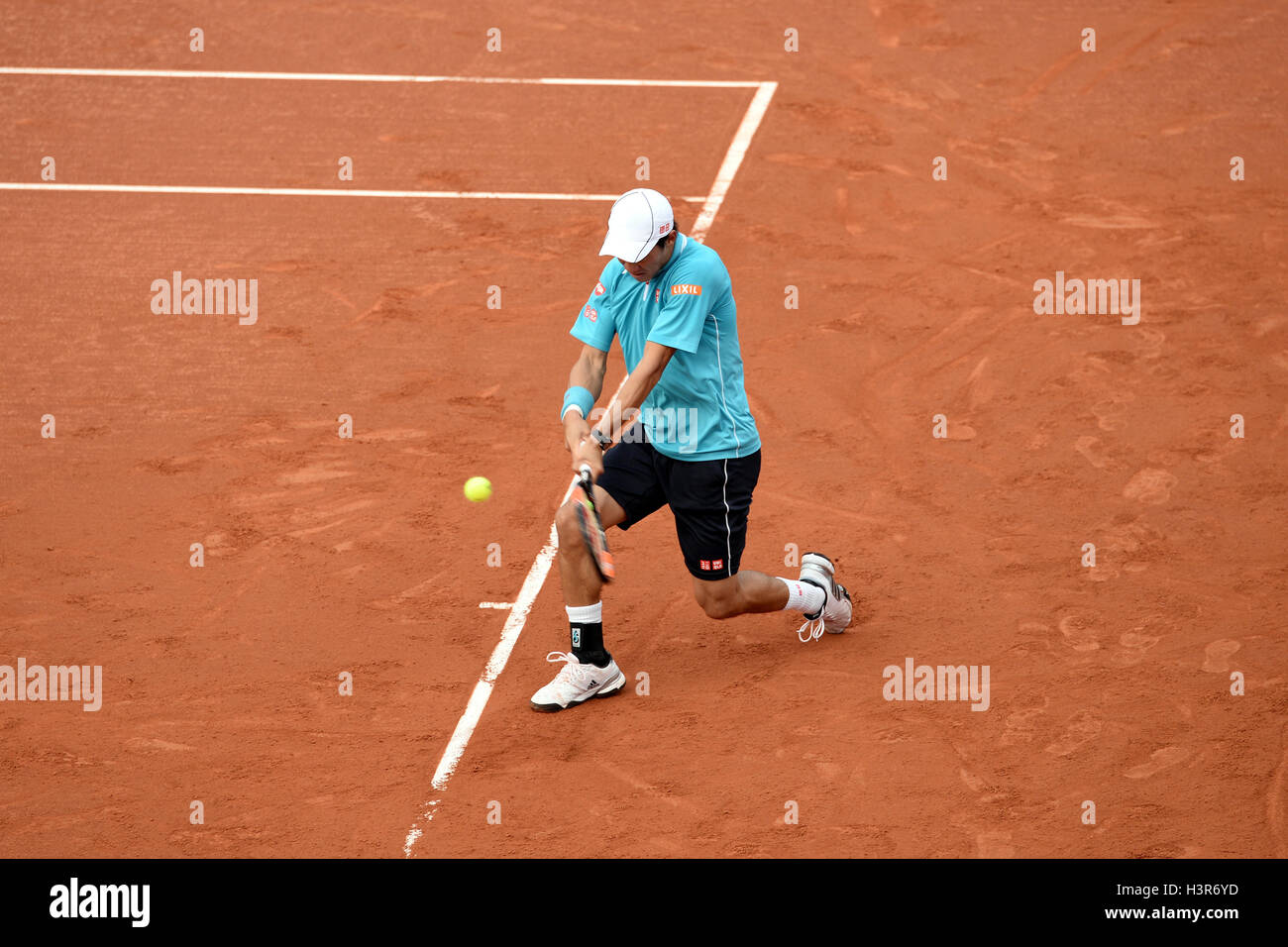 BARCELONA - 26 APR: Kei Nishikori (Spieler aus Japan) spielt bei der ATP Barcelona Open Banc Sabadell Conde de Godo-Turnier. Stockfoto