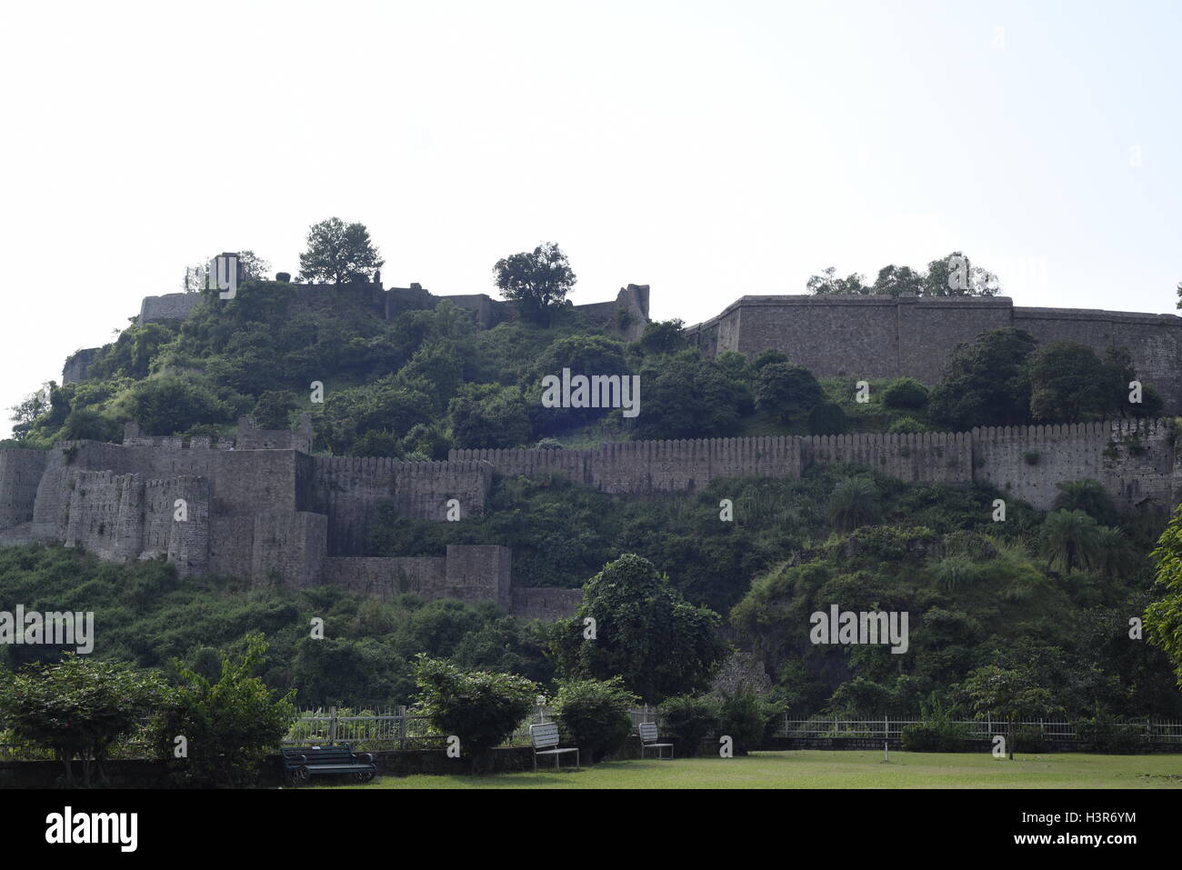 Die historische Architektur Kangra Fort ist befindet sich 20 Kilometer von der Stadt Dharamsala am Stadtrand von Kangra, Indien. Stockfoto