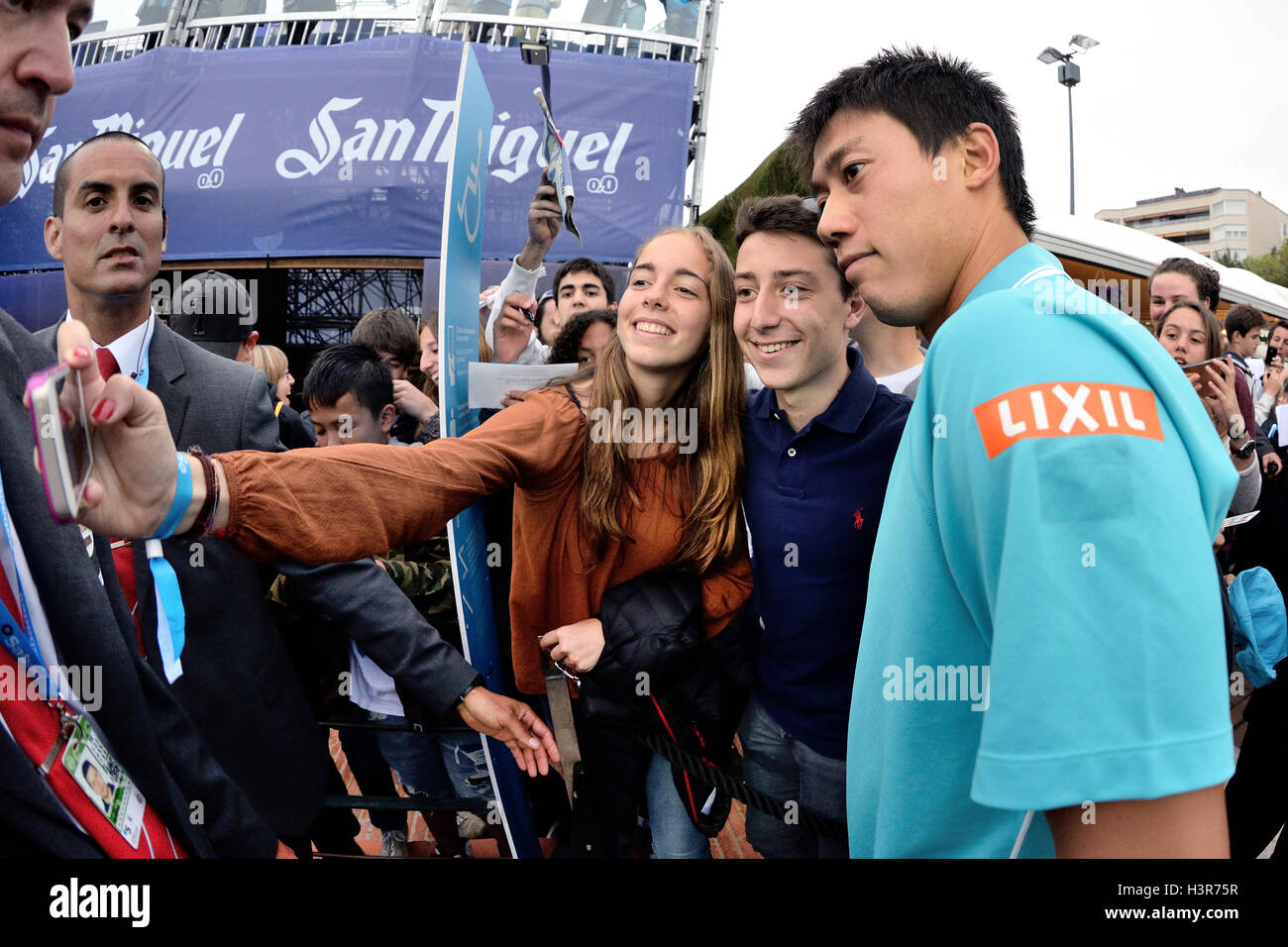 BARCELONA - 26 APR: Kei Nishikori (rechts) nimmt ein Selfie mit seinen Fans nach dem Sieg bei der ATP Barcelona Open Banc Sabadell. Stockfoto