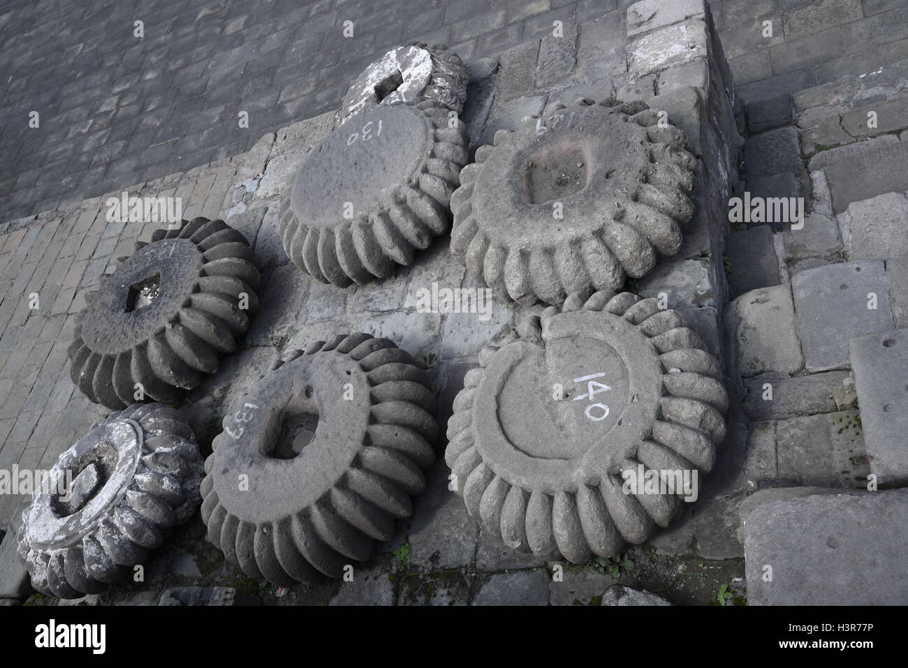 Die historische Architektur Kangra Fort ist befindet sich 20 Kilometer von der Stadt Dharamsala am Stadtrand von Kangra, Indien. Stockfoto