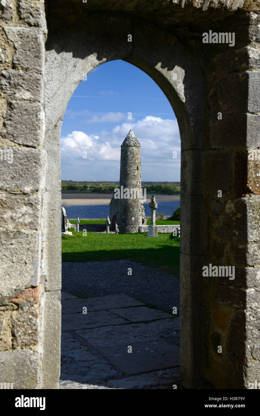 Runder Turm hohe Kreuz Steinkreuzen Klostersiedlung Clonmacnoise Kloster Offaly RM Irland Stockfoto