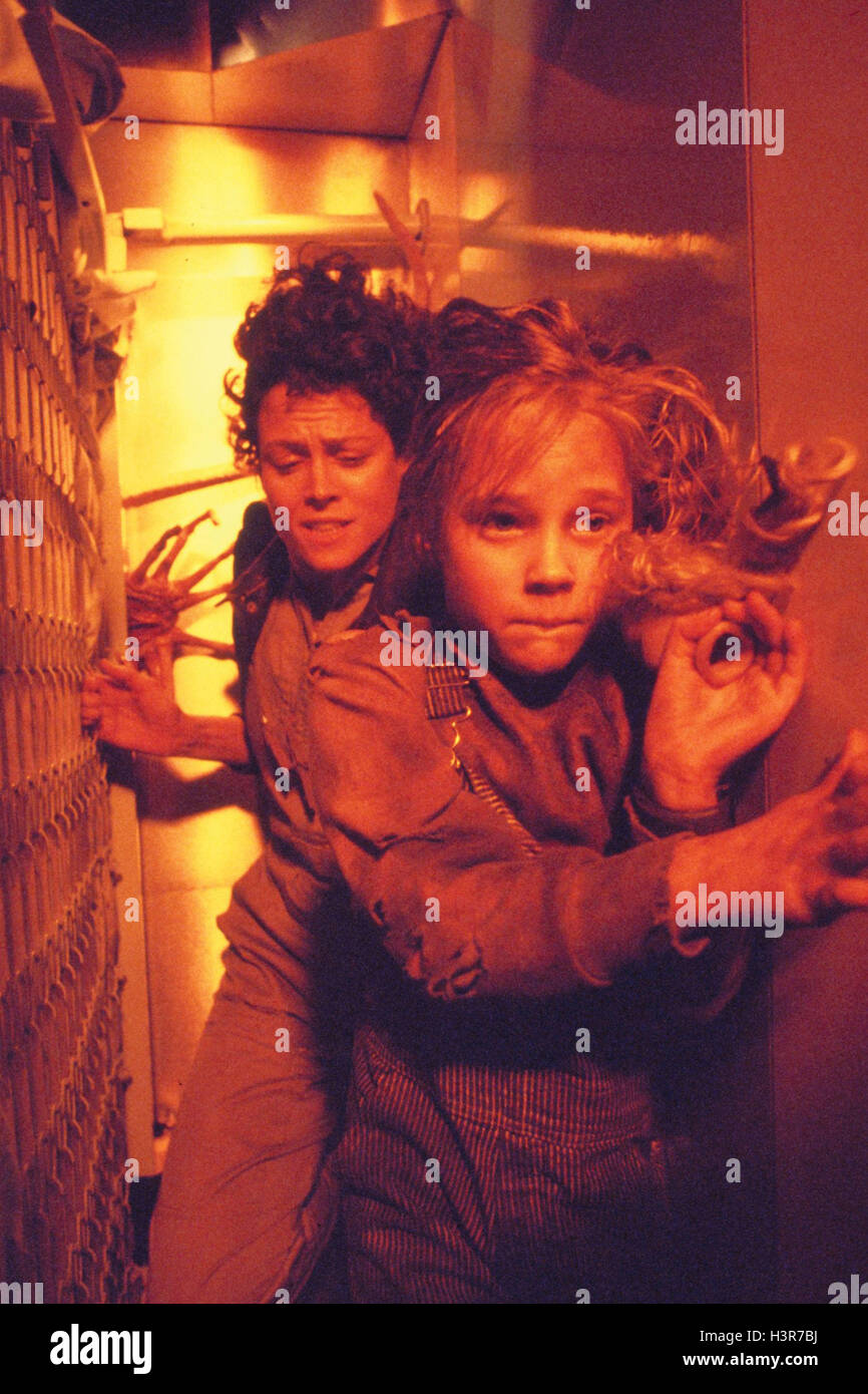 ALIENS (1986) SIGOURNEY WEAVER CARRIE HENN JAMES CAMERON (DIR) MOVIESTORE SAMMLUNG LTD Stockfoto